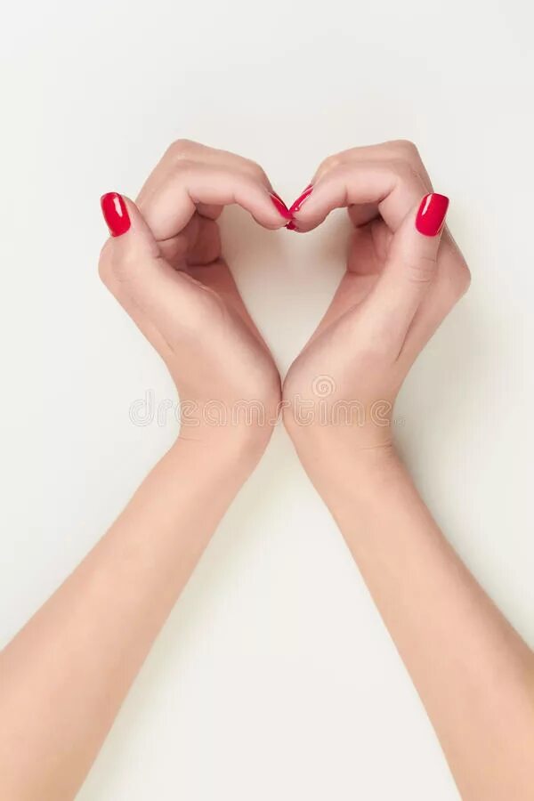 Сердце из женских рук. Сердечко из пальцев. Сердце в руках. Сердечко руками с маникюром.
