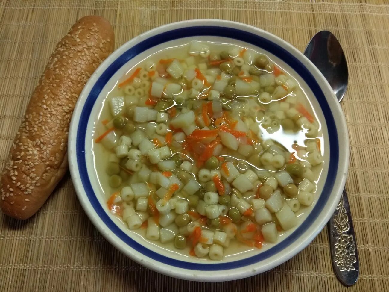 Суп с макаронами. Суп с чечевицей и макаронами. Суп с макаронами и картошкой. Мелкая вермишель для супа. Вкусный постный гороховый суп