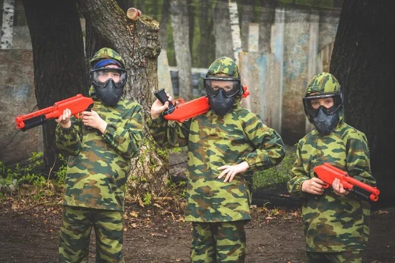 Со скольки лет можно играть в пейнтбол. Пейнтбол для детей. paintball для детей. пейнтбол лазертаг для детей. игра пейнтбол для детей.