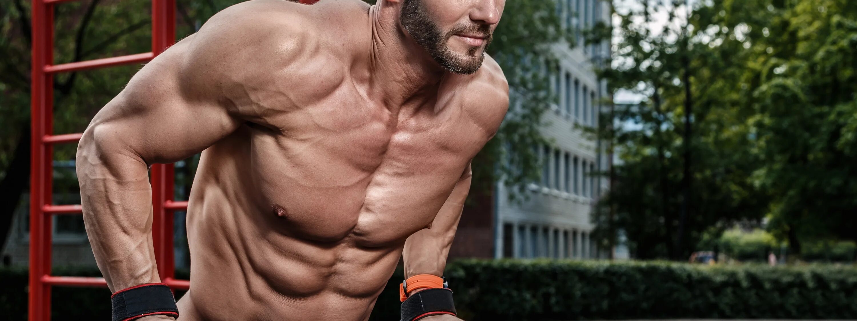 Спортсмены в тренажерном зале. Спортсмен в зале. Спортсмены в тренажерном зале. Фитнес парень. Атлет тренировки.