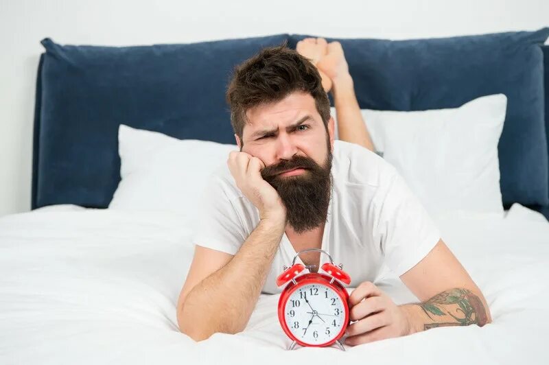 Взрослое время. Бородатые мужчины в кровати. Сонный бородатый .. Бородатый мужчина утром. Wake up бородатый мужик.