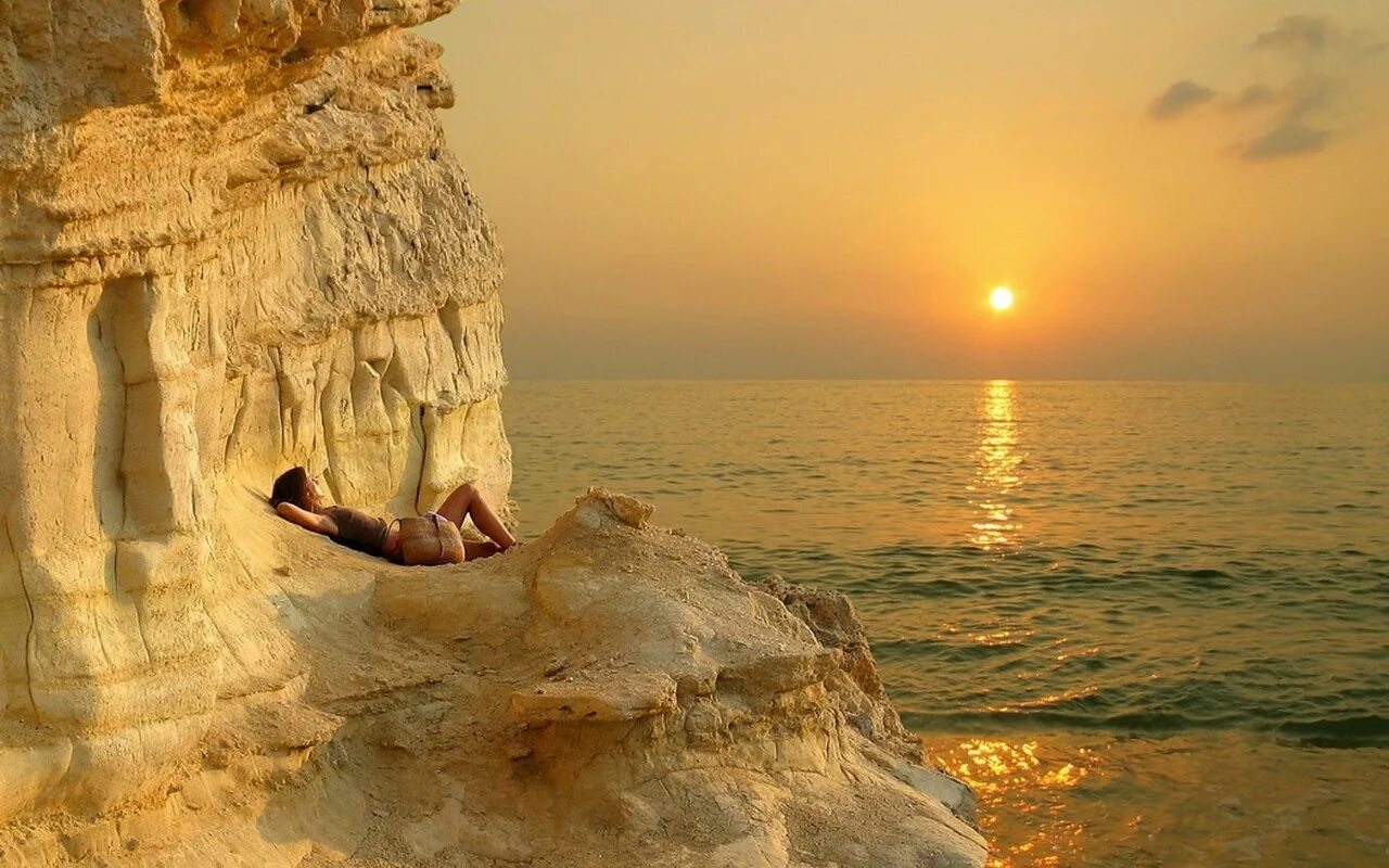 Отдыхай наблюдай. Море скалы. Фотосессия на море. Море солнце. Скалы на берегу моря.