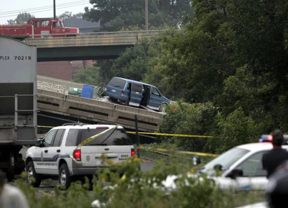 Мост в америке который рухнул. Обрушение моста в Миннеаполисе 2007. Мост в Миннеаполисе через Миссисипи. Упал мост в США. В США обрушился мост.