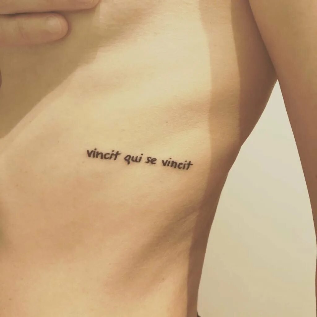 ангел всегда со мной на латыни. тату надпись удача всегда со мной. я всегда рядом на латыни. я всегда рядом на латыни. я всегда рядом на латыни.