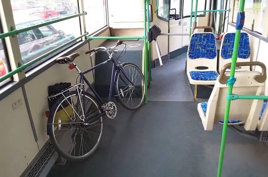Авито доставка велосипед можно ли. Велосипед в автобусе. Велосипед в маршрутке. Провоз велосипеда в автобусе. Автобус самокат.