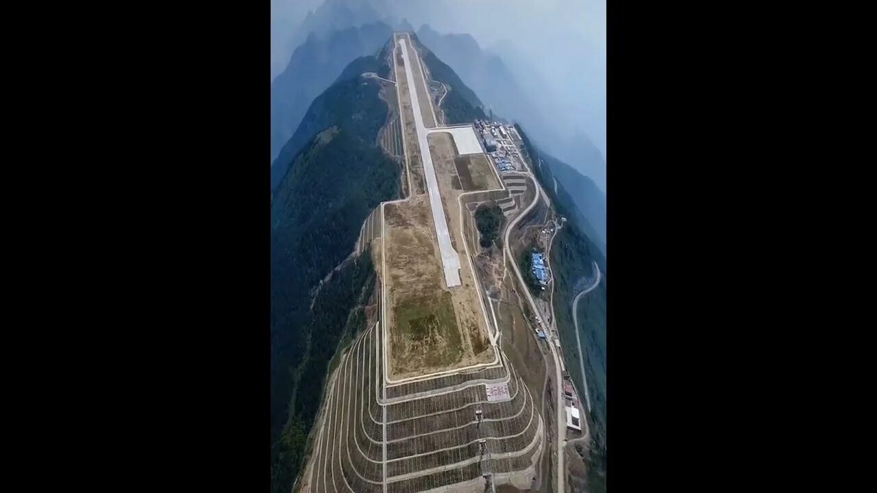 Высота 1800 метров. В Китае построили аэропорт на горе высотой 1800 метров. Аэропорт Ушань на горе. Чунцин Цзянбэй аэропорт горы. Аэропорт Ушань на высоте 1800 метров..