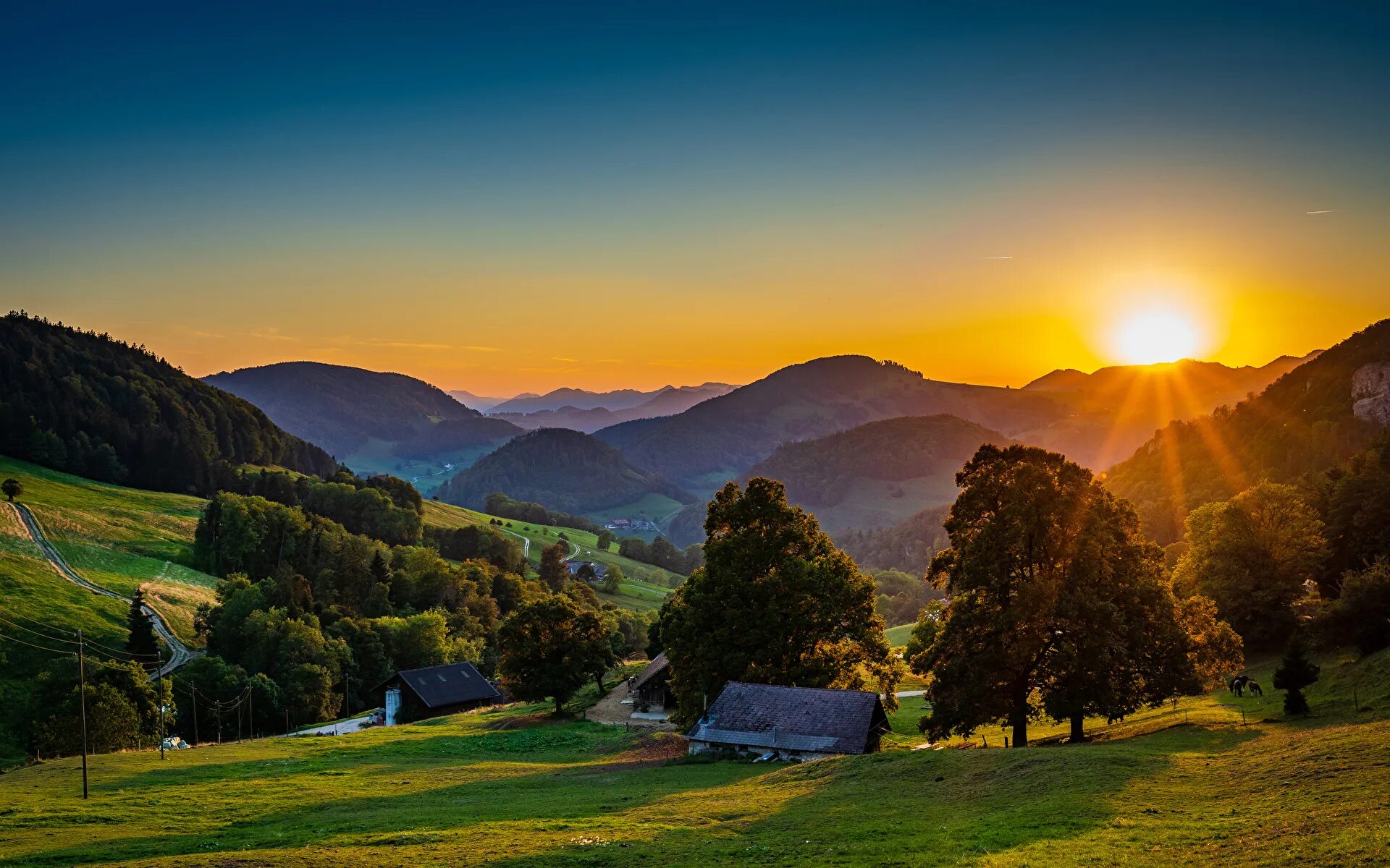 Солнце грузии. Рассвет в горах Грузии. Горы солнце. Пейзаж с солнцем. Закат солнца в горах.