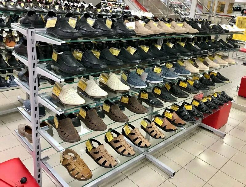 адидас раздает 3000 бесплатных пар обуви и футболок. много женской обуви. адидас раздает 3000 пар обуви. адидас раздает обувь. 3000 пар обуви.