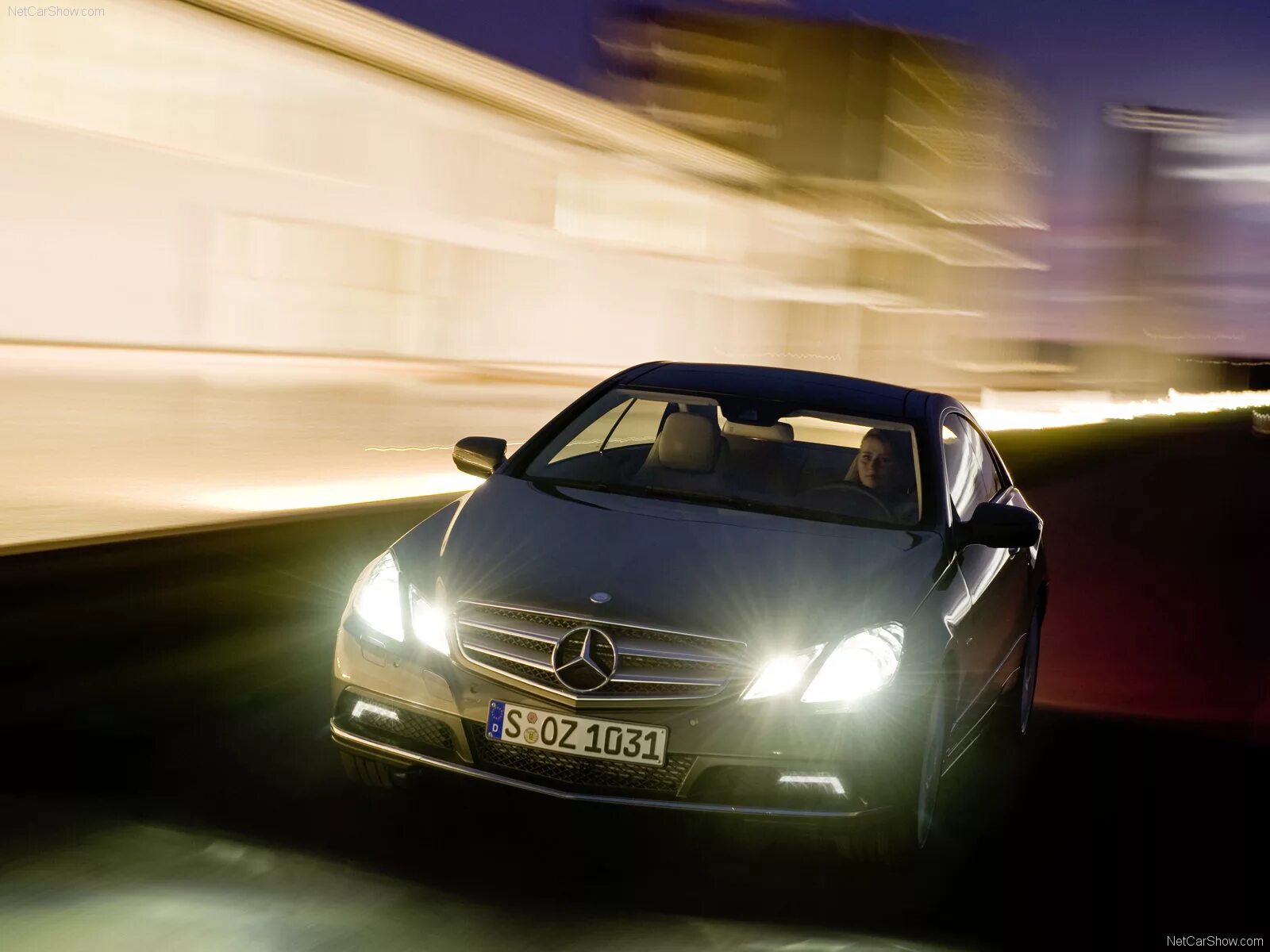 Bmw m5 в темноте. машины мигают. машины мигают. электромобиль тесла гифка. ауди rs6 оптика в темноте.