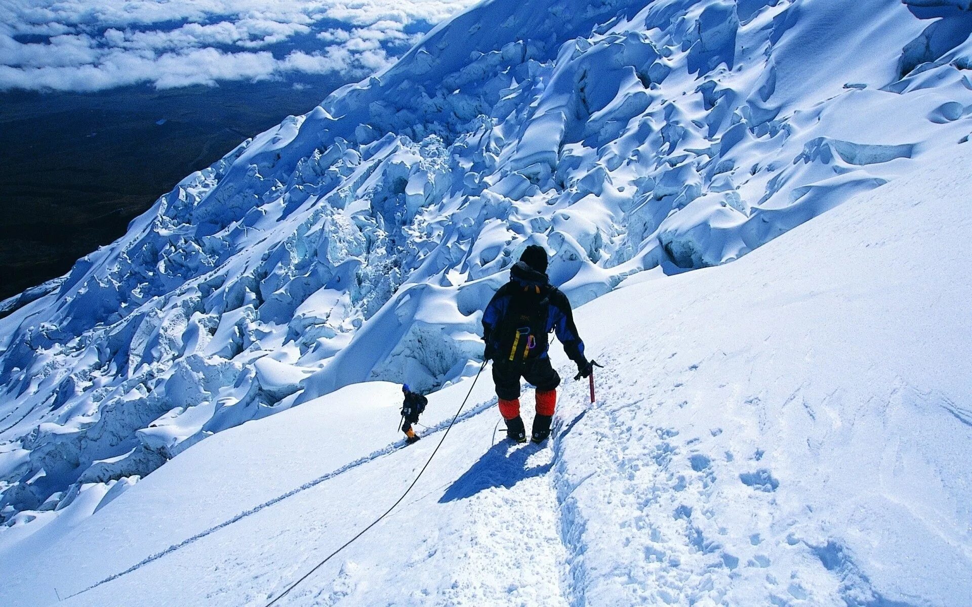 Эверест горнолыжный курорт. Гора Эльбрус альпинисты. Покорение Эльбруса. Альпинисты на Эльбрусе.