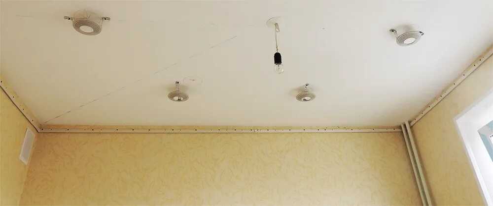Сколько устанавливают потолки. Натяжные потолки опускают потолок на. Потолки подвесные опушенные. Опускание потолка для натяжного потолка. Отступ от потолка для натяжных потолков.