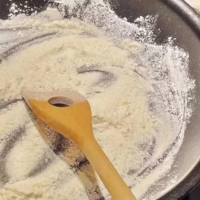 мучная жировая пассеровка. муку пассеруют. красная сухая пассеровка. приготовление мучной пассеровки. пассеровать муку для соусов.