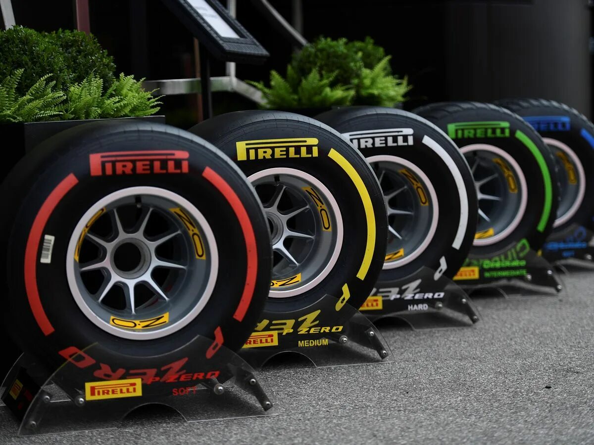 Купить резину вместе с дисками. F1 Pirelli Tyres 2022. Pirelli p Zero f1. Pirelli Formula 1. Pirelli Tires f1 2022.