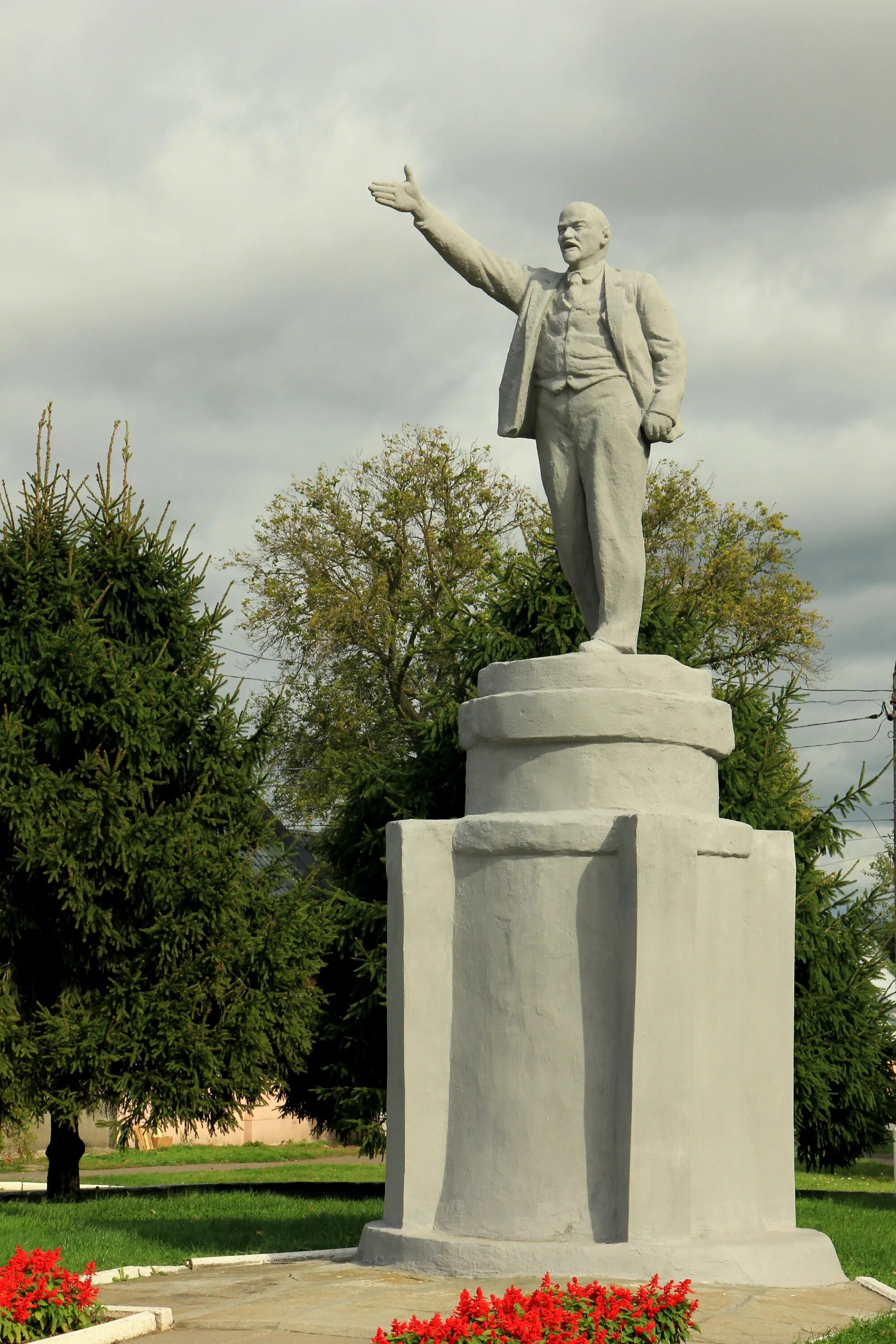 Площадь трех революций коломна. Памятник на площади двух революций в коломне. Площадь двух революций коломна памятник ленину. Старый город площадь двух революций коломна. Памятник ленину в коломне.