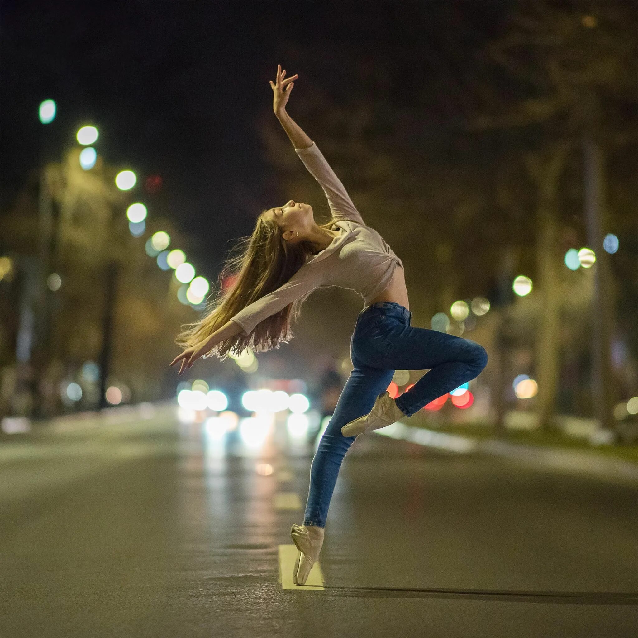 Девушка космос. Танцующая девушка. Танец в космосе. Девушка и ночь. Ночь луна девушка.