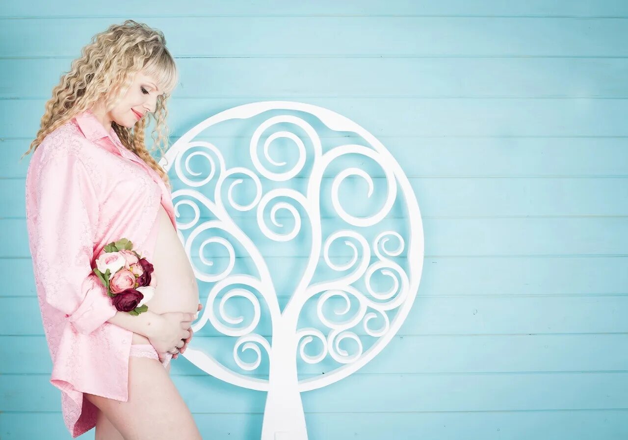Фотосессия беременных. Беременные фотосессии. Фотосессия беременной с цветами. Добрая будущая мама
