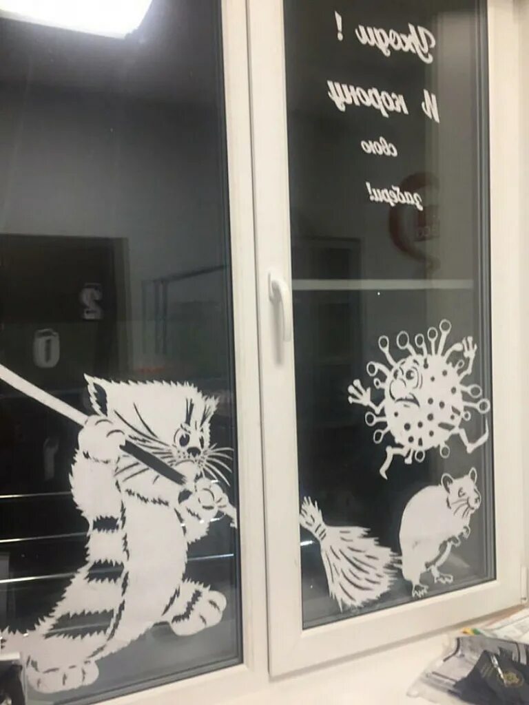 Тигр на окно на новый год. Новогодние украшения на окна с котами. Украшение окон к новому году кота. Украшение на окна к новому году тигр