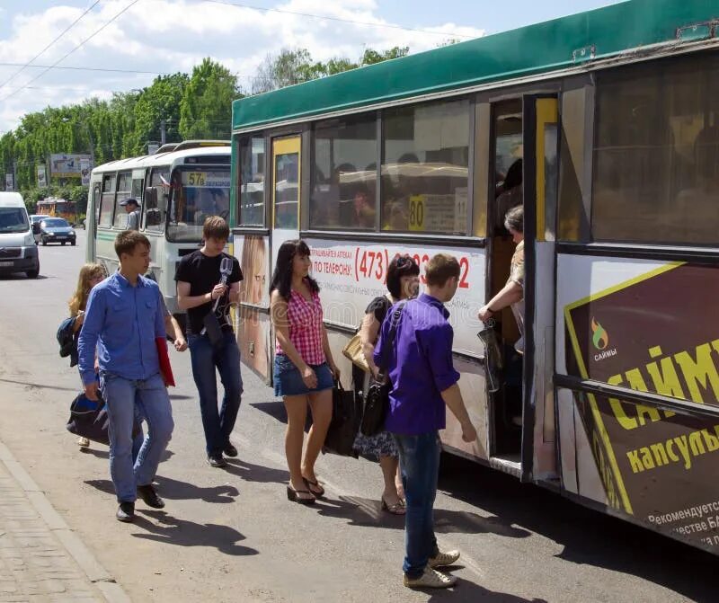 На автобусной остановке остановился автобус. Люди на остановке. Люди садятся в автобус. Люди стоят на остановке. Люди стоящие на остановке.