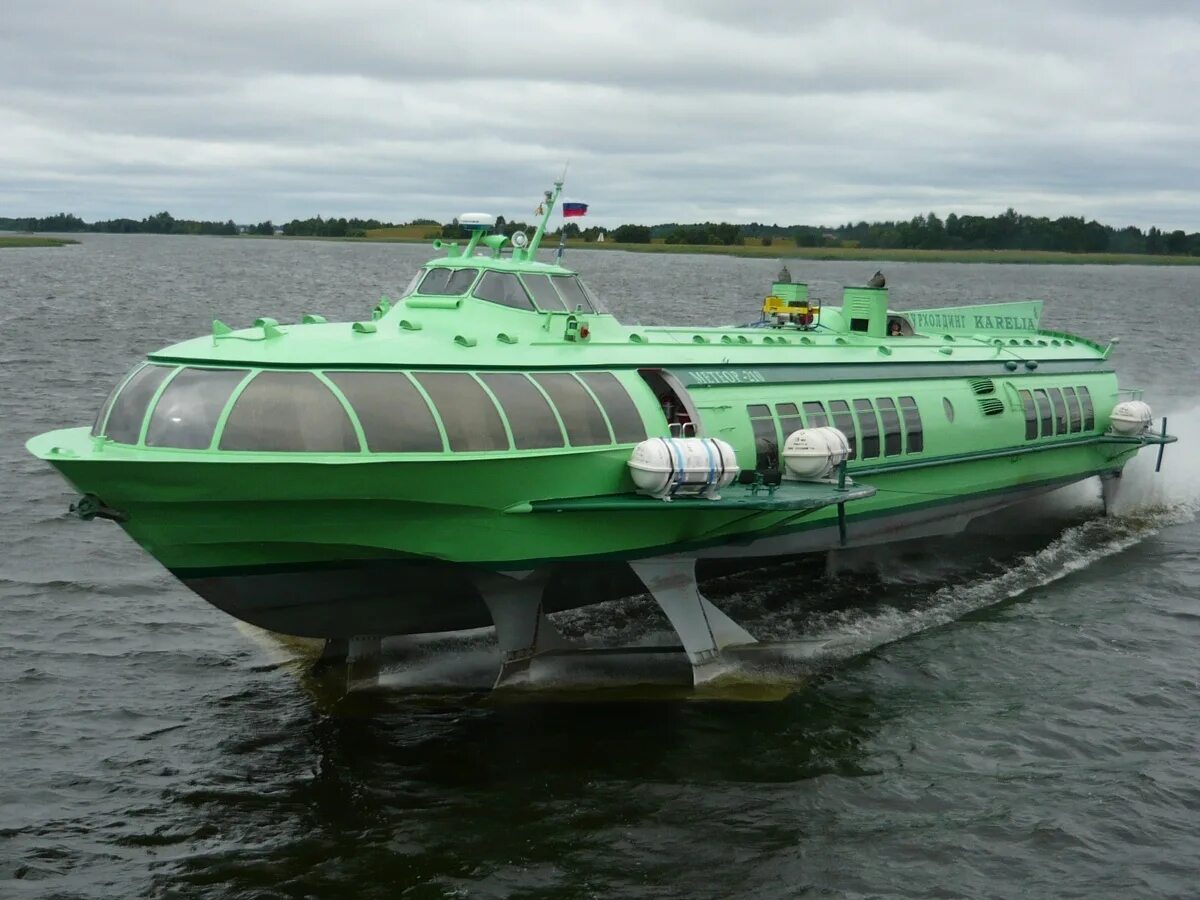Небольшое быстроходное судно скользящее