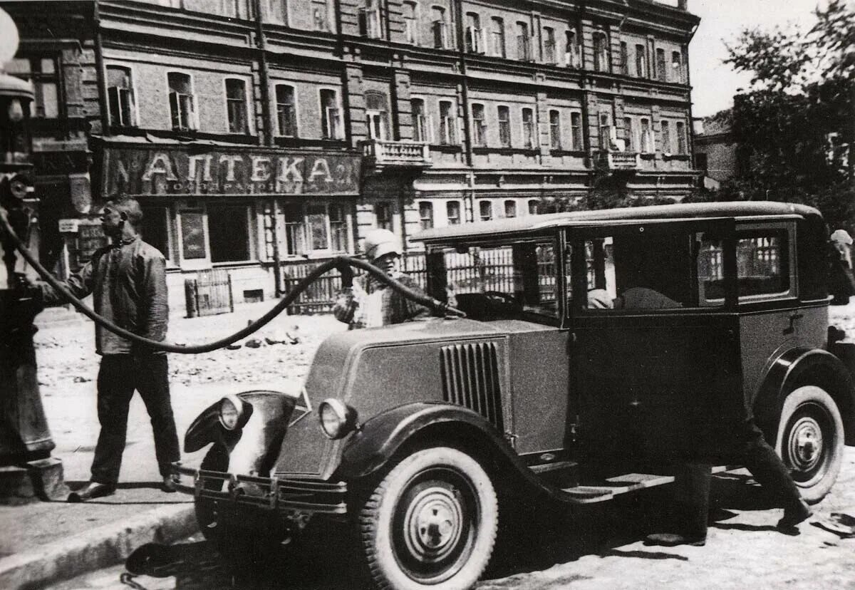 1928 год санкт петербург. Лиля БРИК Рено Маяковский. Лиля БРИК автомобиль. Лиля БРИК Рено. Renault 1929.