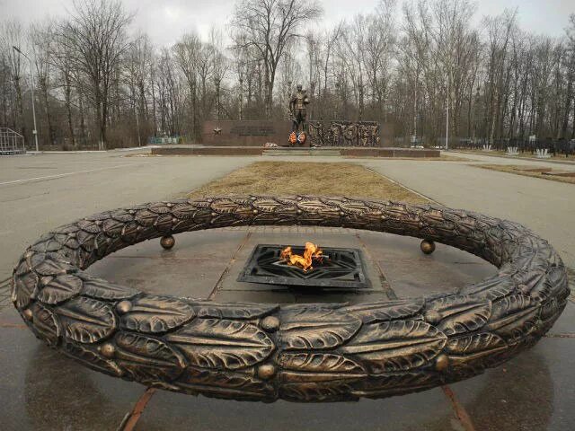 Мемориал череповец. Мемориал боевой славы череповец. мемориал боевой славы с вечным огнем череповец. вечный огонь череповец. обелиск воинской славы череповец.