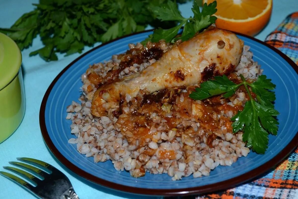Гречка с куриными бедрами. Гречка с курицей. гречка с курочкой. гречневая каша с курицей. блюдо гречка с курицей.