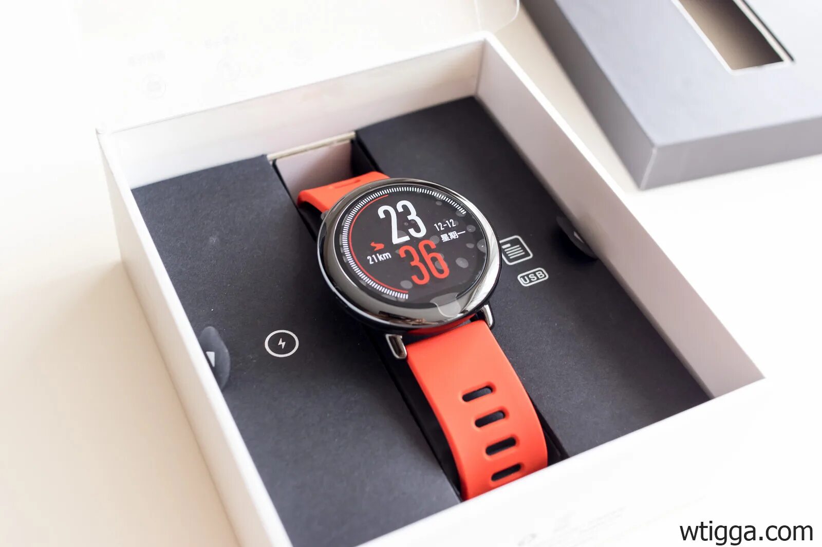 Стили часов на xiaomi. Amazfit Pace коробка. Amazfit Pace упаковка. Упаковка часов Amazfit Falcon. Часы Ксиаоми упаковка.