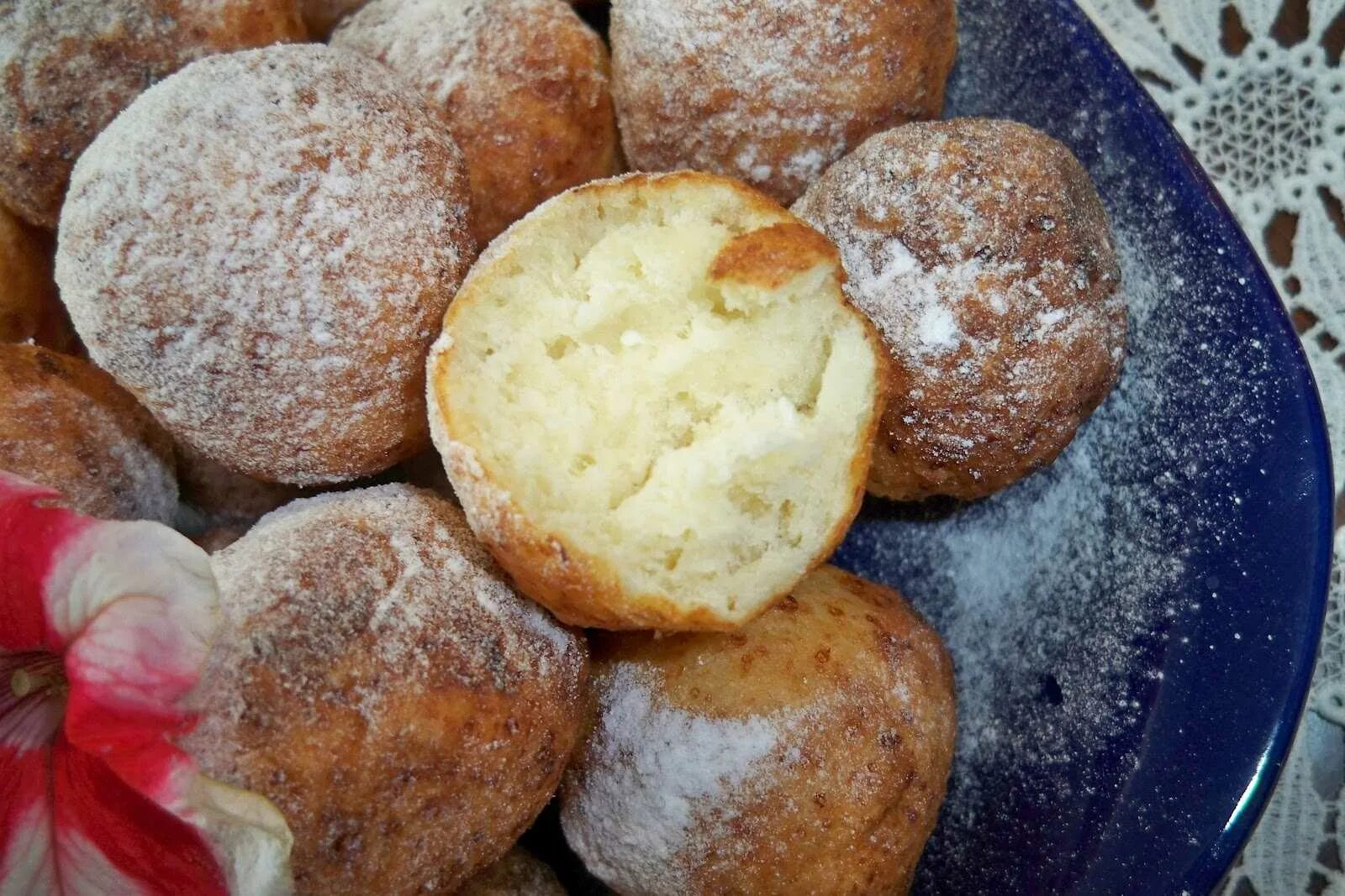 Какую выпечку из творога. Пончики с творогом. колобки из творога. творожные шарики в духовке. выпечка творожные пончики.