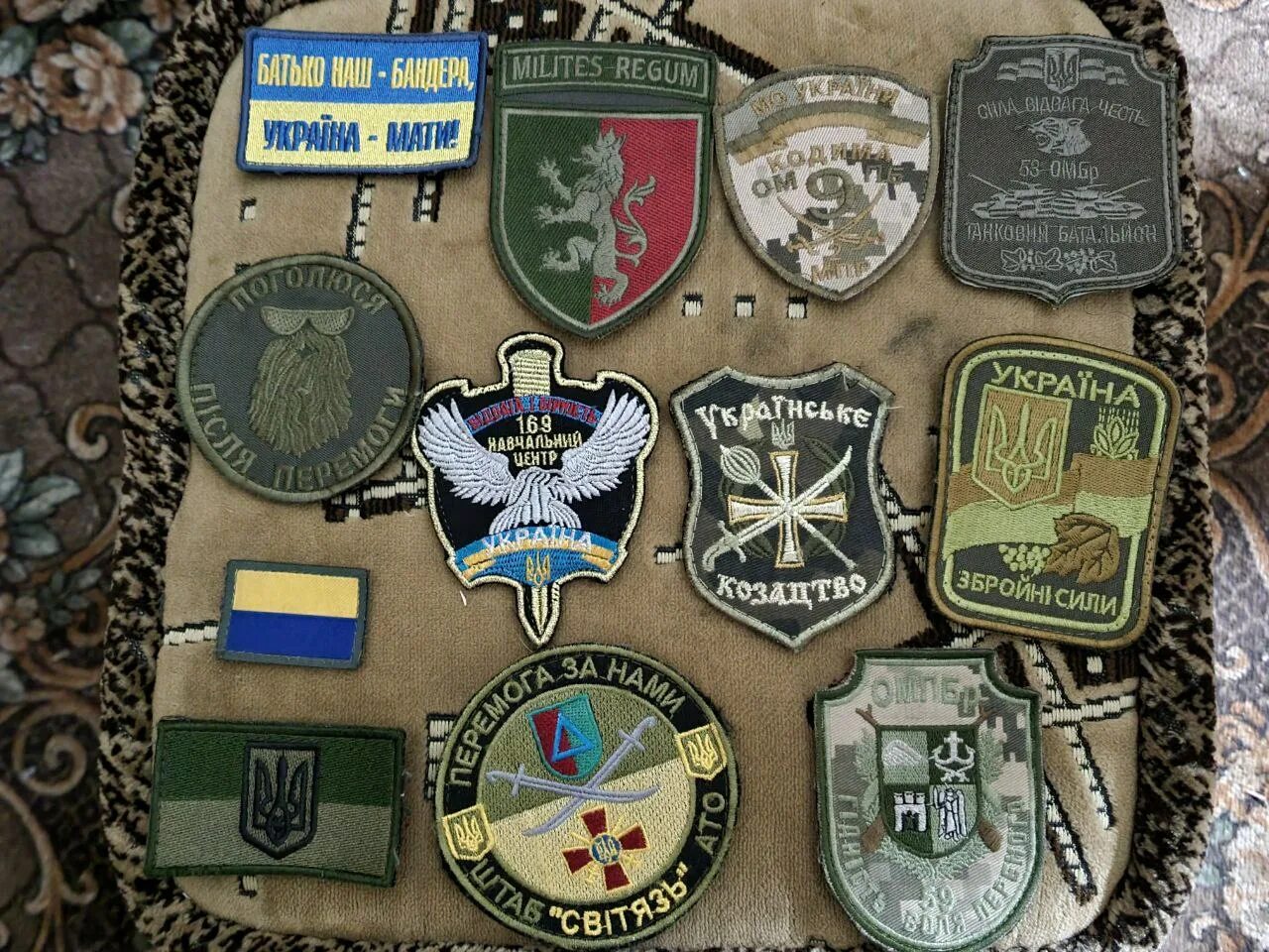 Наши трофеи в мариуполе. Трофейные шевроны. Трофейные шевроны. Трофейные шевроны. Украина фашист шеврон.