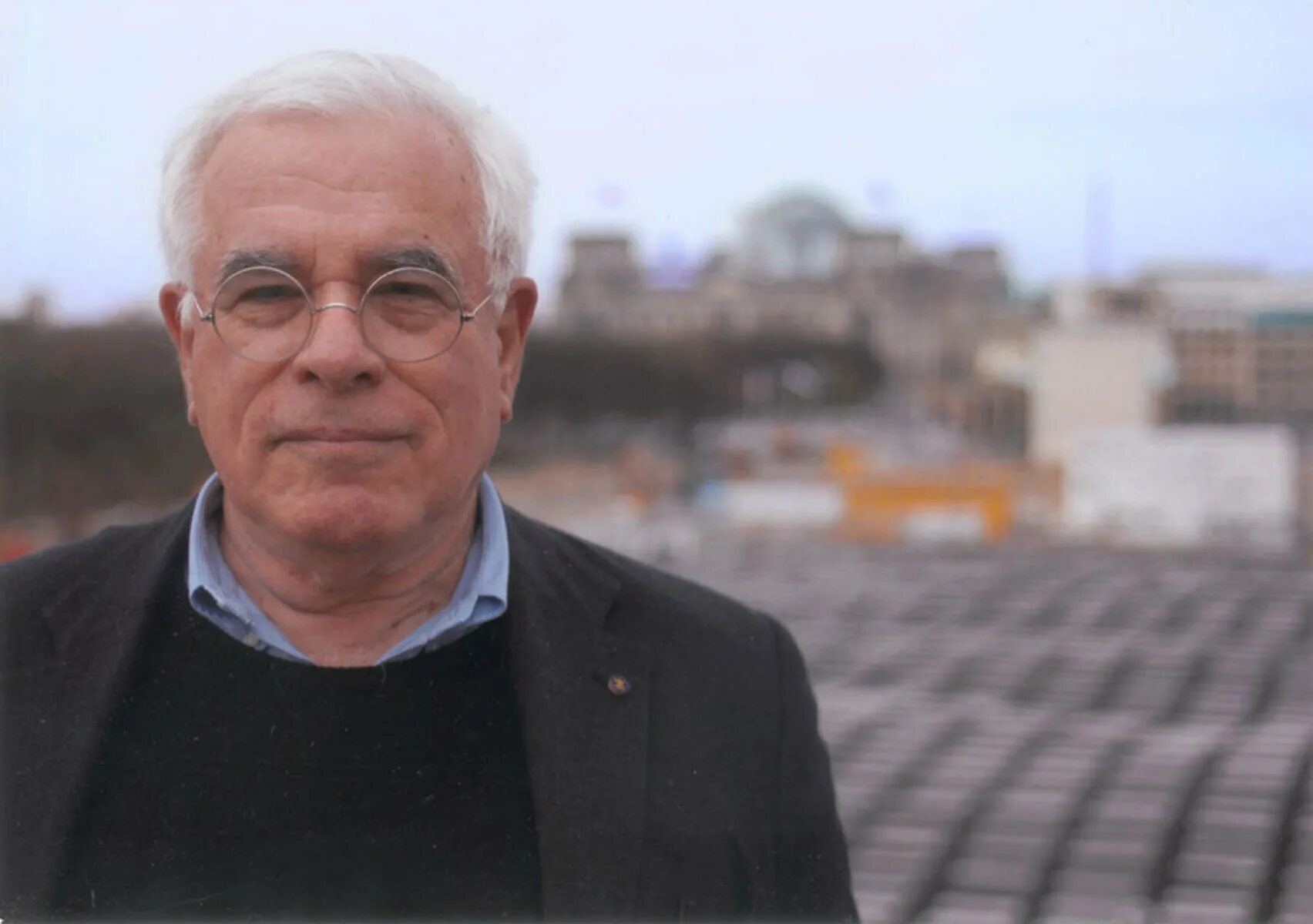 Питер айзенман. Питер эйзенман. питер айзенман архитектор. питер айзенман портрет. питер дэвид эйзенман проекты.