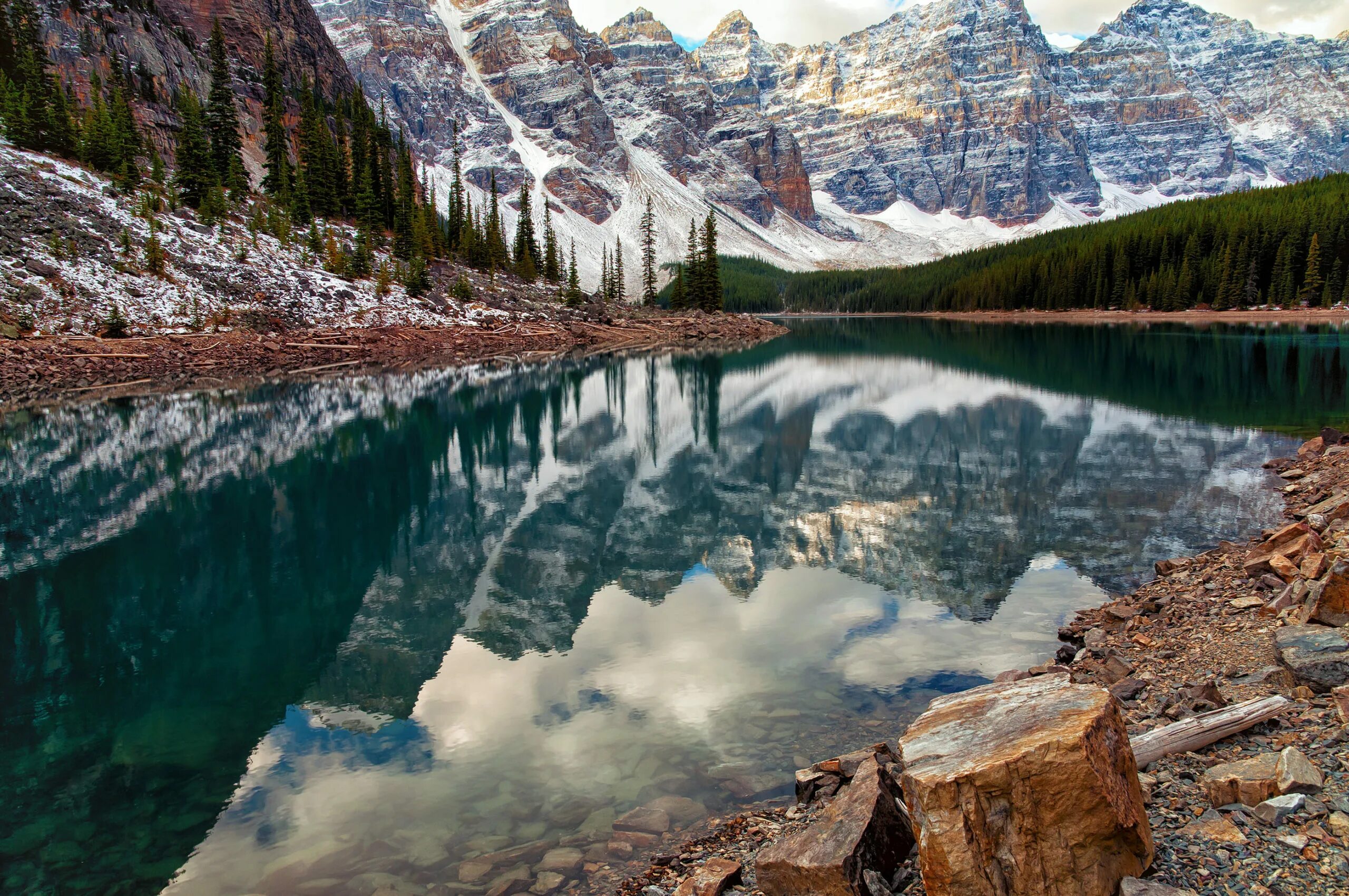 Canada lakes. Озеро Морейн в Канаде. Озеро Банф Канада. Ледниковое озеро Морейн.