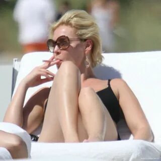 SmokingCelebs.com Katherine Heigl.