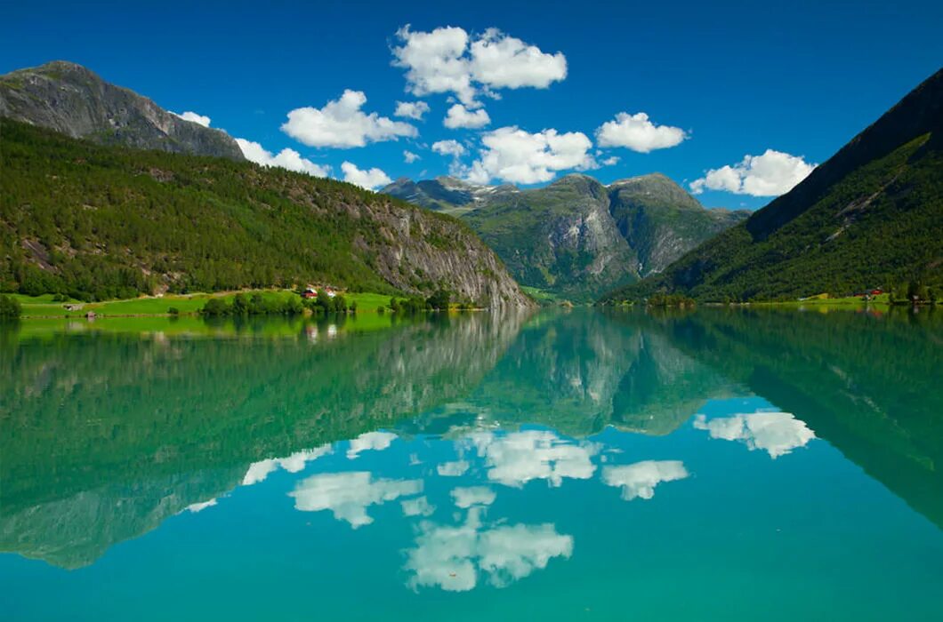 озеро мзы. озеро окруженное деревьями. картинка на рабочий стол во весь экран хорошее качество. озеро окружено. горный алтай горы озерцо.