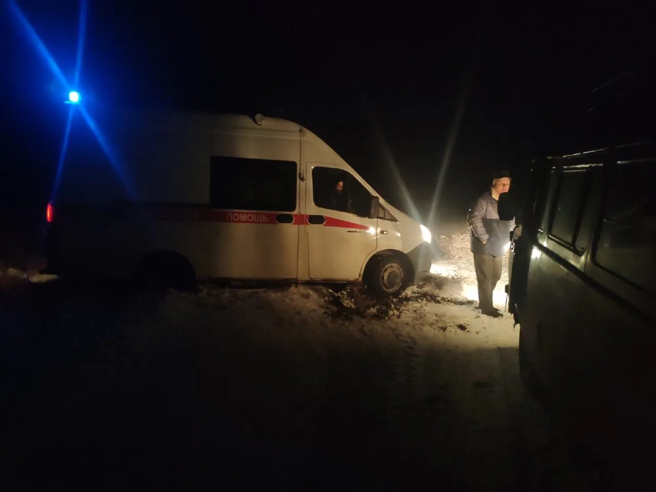 Девушка в машине склрой помощь. Скорая мчится. В скорой ночью. Девушка в машине скорой помощи. Скорая реанимация ночь.