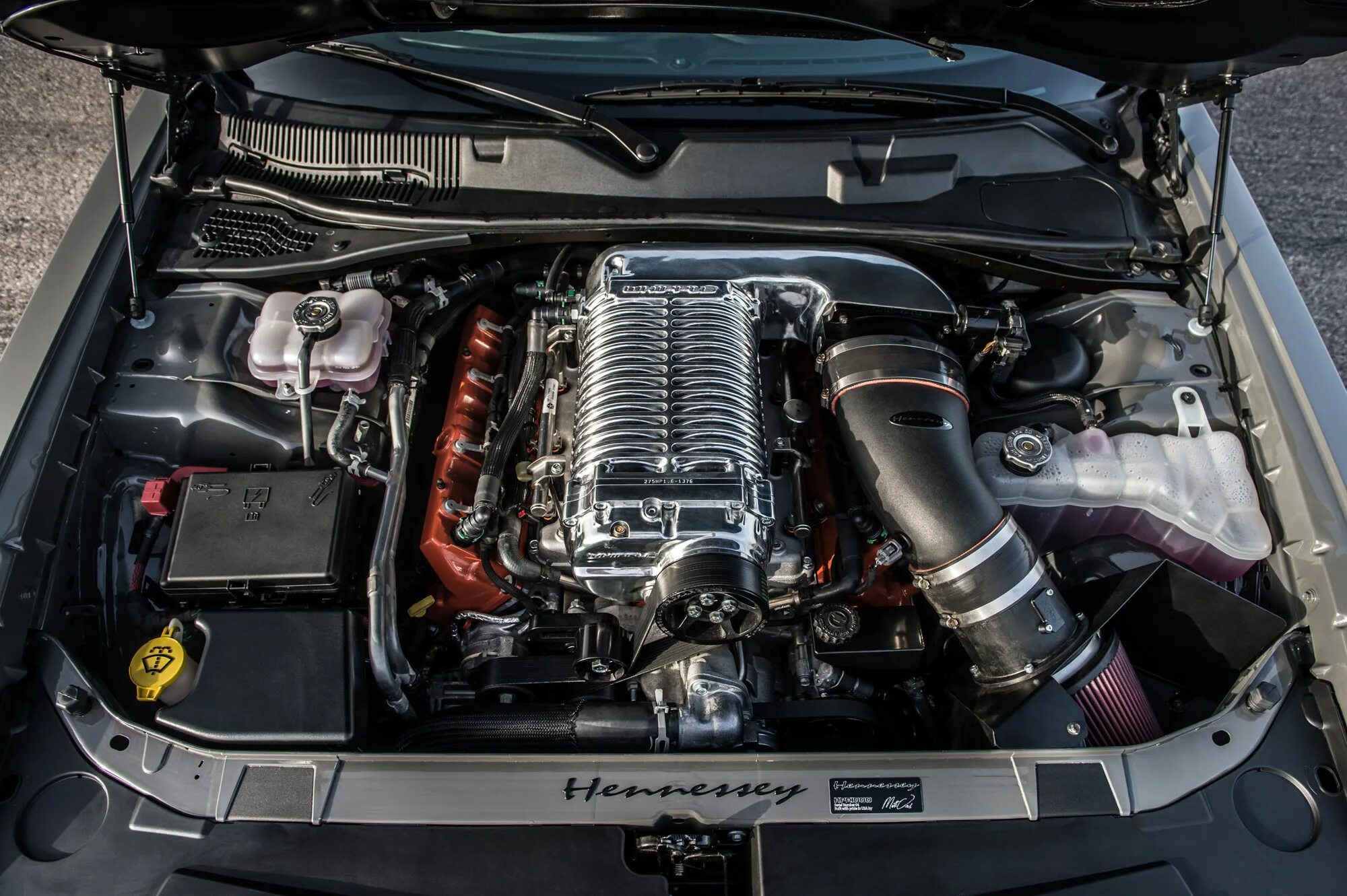 Додж челленджер двигатель. Dodge Charger Hellcat двигатель. V8 мотор dodge Charger. Dodge Challenger v8. Dodge Challenger мотор 6.2.