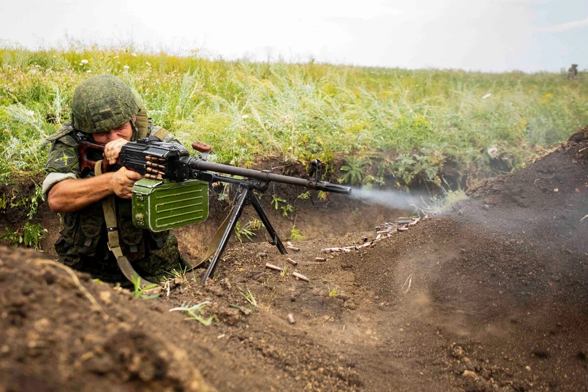российский солдат с пулеметом. солдат пулеметчик. стационарный пулемет. пулеметчик. пкм в вдв.