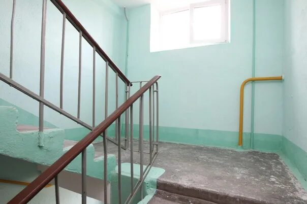 Нежилое помещение через подъезд. Красиво покрасить подъезд. дверь для склада в подъезде. подъезд в тобольской 37 а.