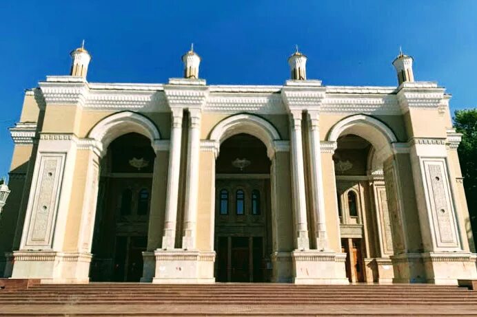 Театр имени алишера навои в ташкенте. Ташкент театр оперы и балета им навои. Алишера навои. Театр оперы и балета ташкент. Ташкентские театры.