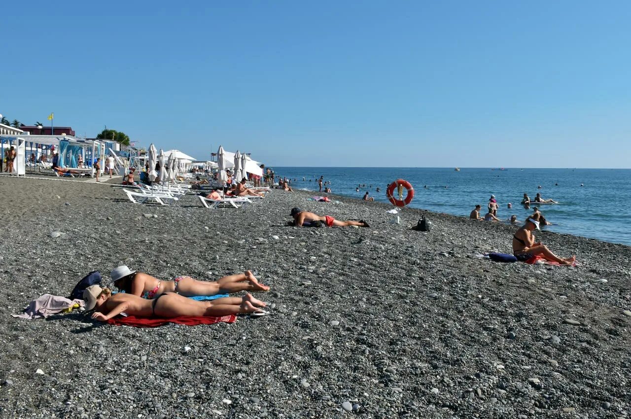 Город саки в крыму детский лагерь арт квест. Пляж бирюза в лазаревском. Пляж чкаловский в адлере. Пляж дельфин ялта. Пляж сочи 2020 фото.