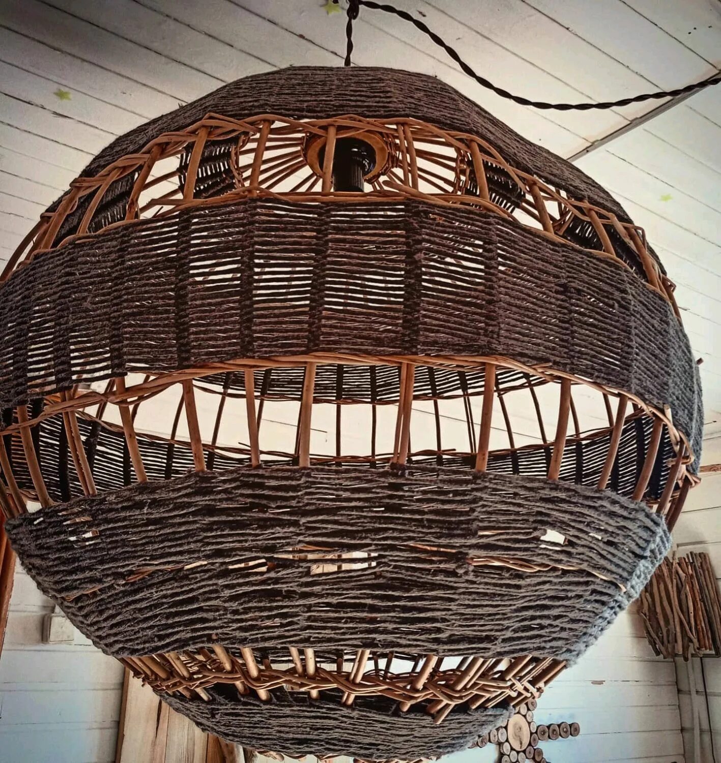 Плетеная люстра. Люстра икеа ротанг. Лозоплетение ажурная лоза. Люстра из прутьев. Светильники из лозы.