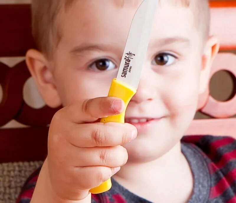 Children knives. Ребенок с ножом. Детский нож. Ножик для детей. Нож малыш.