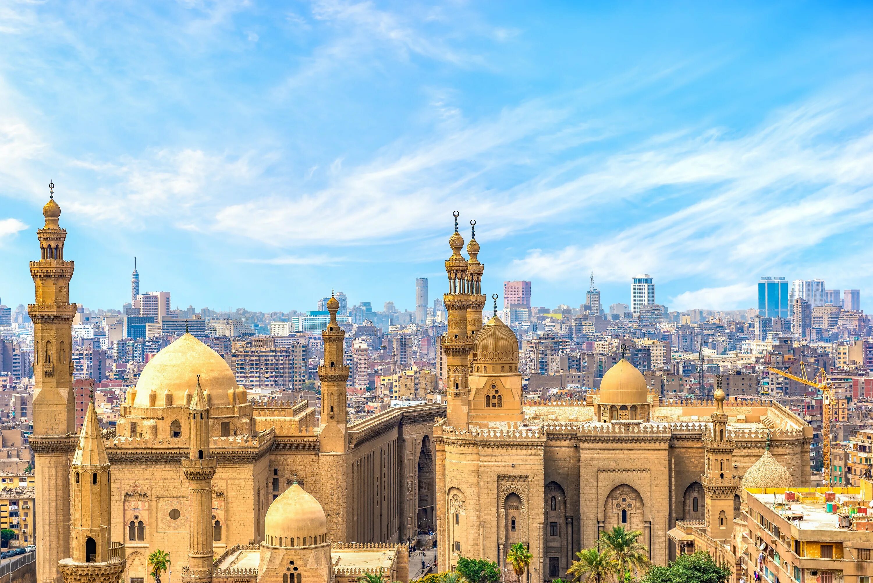 Каир вылеты. Медресе в Каире. Каир Египет. Мечеть в Каире Египет. Мечеть Аль Хусейн в Египте фото.