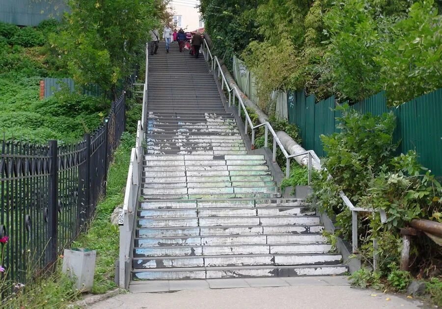 Ступени россия. Лестница на улице. Уличные лестницы в городе. Длинная лестница улица. Ступеньки на улице в городе.