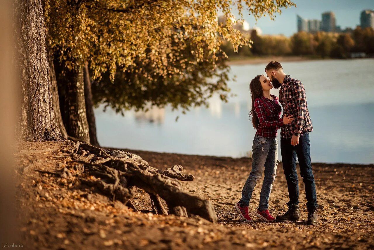 Love story сайт. Осенняя лав стори. Фотосессия лавстори на природе. Фотосессия Love story в парке. Фотосессия на природе пара.