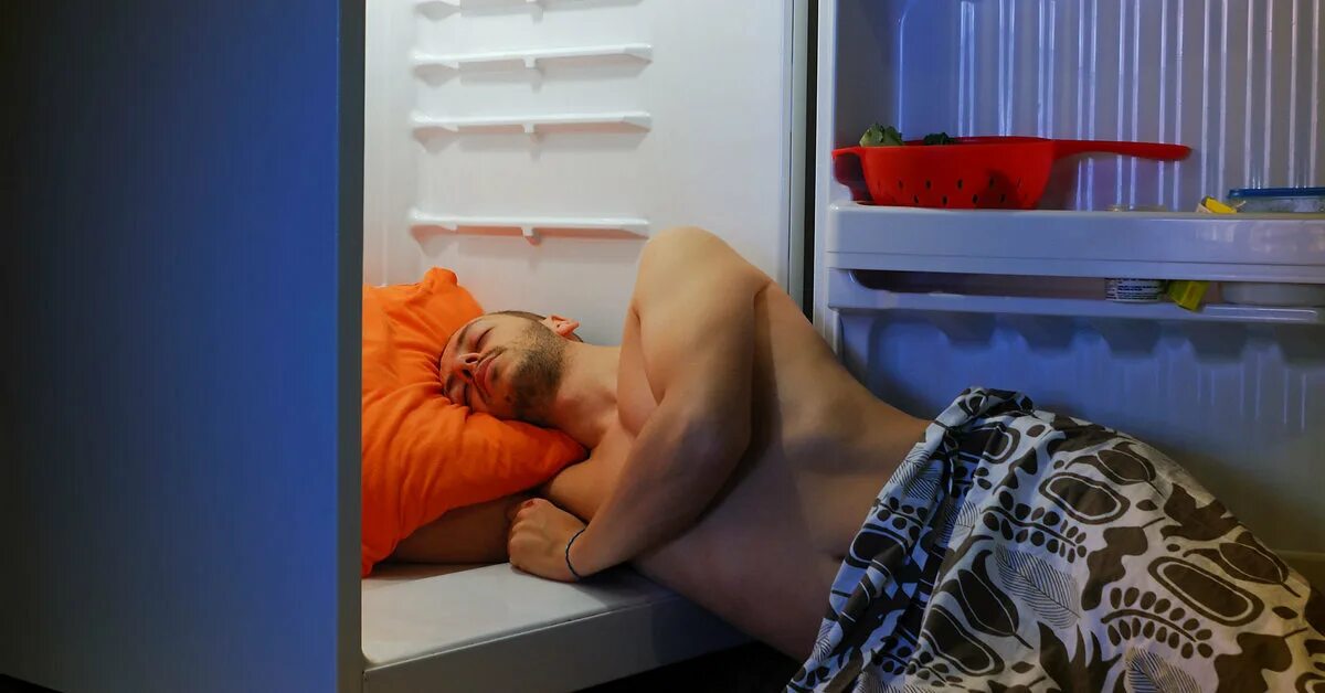 Слабость после жары. Спасаемся от жары. Жарко в квартире. Очень жарко. Мужик в холодильнике от жары.