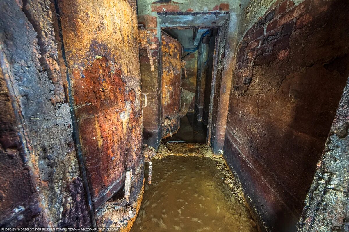 Затопленный бункер в хлюпино. Вентшахта бомбоубежища. Заброшенный бункер сталина волгоград. Заброшенный бункер в лесу ссср. Старый бункер берег.
