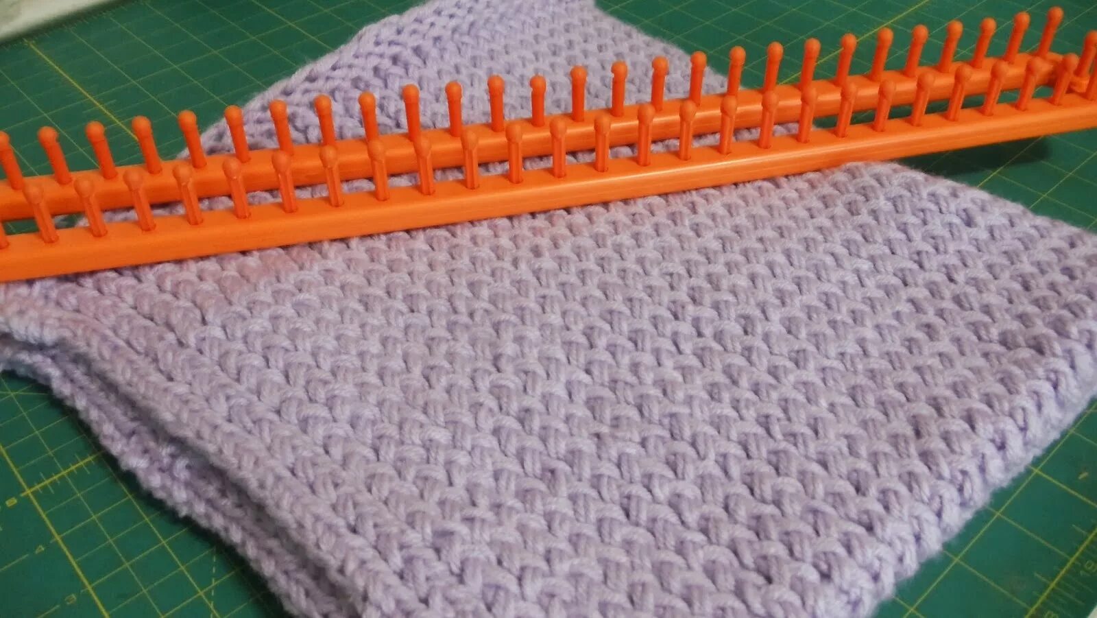 свитер на луме мастер класс. плед из ровницы на луме. вещи связанные на луме. лума для вязания пледа. афганский станок для вязания.