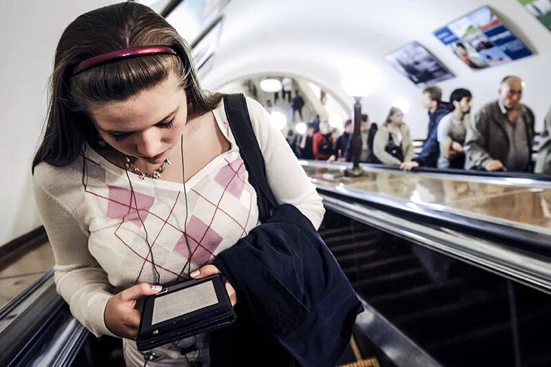 Девушки в метро. Чтение в метро. Люди с телефонами в метро. Люди с книгами в метро. Она читает в метро