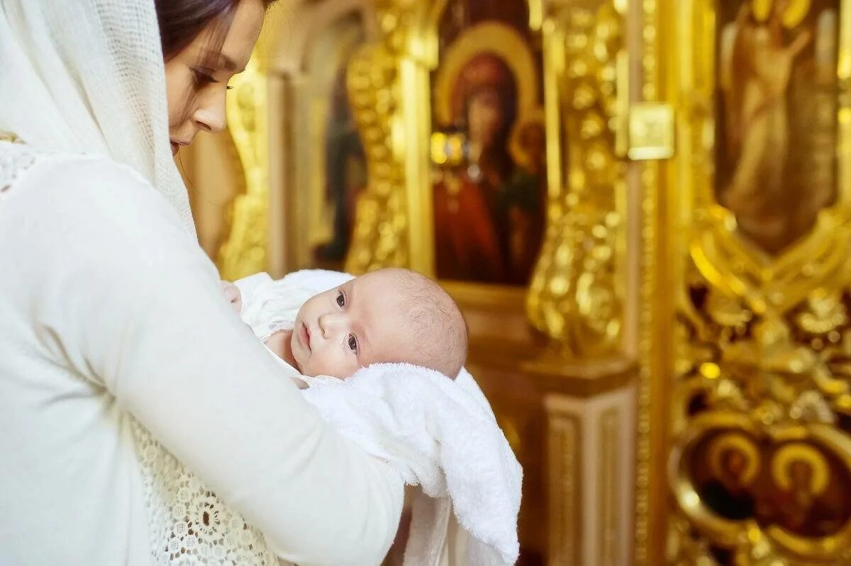 Мама с ребенком в храме. Женщина с ребенком в храме. Младенец в храме. Таинство крещения в церкви.