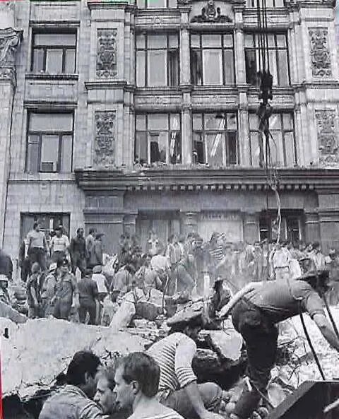Главпочтамт на крещатике. 02. 23 августа 1989 года балтийский путь. Электронный мальчик - старый квартал - 1989. 02.